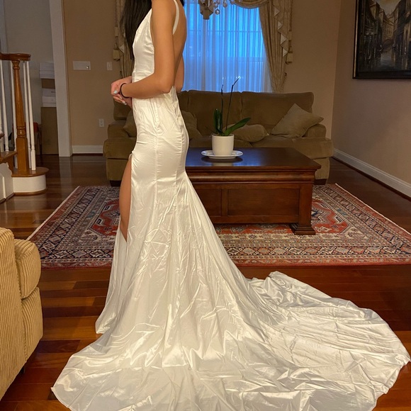 White satin v-neck dress with train and slits - Picture 2 of 3